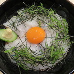 味処 大丸 - 特盛イカ月見丼 1470円(イカの量が2倍)