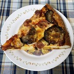 ブーランジェリー スドウ - オリーブオイルで炒めた茄子とソーセージのピザ