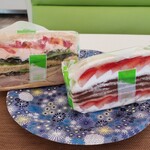 コウジ サンドイッチ - いちごとチョコのミルフィーユ、明太ソースチキン