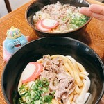 めん処 伊勢屋 - 手前松坂牛伊勢うどん　奥　普通の汁あり松坂牛肉のうどん