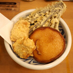 麺匠 釜善 - 今日の天ぷら（大きな博多なす天） + とり天 + 丸天（薩摩揚げ）