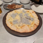 500円ピザとがぶ飲みワインの店 ろっくうぇるず - しらすのピザ