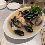 500円ピザとがぶ飲みワインの店 ろっくうぇるず - 海老とムール貝のパスタ