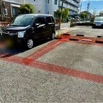 お好み焼 ひろしま 天よし - 入って左側に、２台分のスペース♡  赤いラインは、自分が写真でわかりやすいようにつけた色なので、実際は白いラインです｡