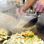 お好み焼 ひろしま 天よし - 麺の表面に焼き目をつけて、ほぐします♡