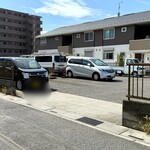 お好み焼 ひろしま 天よし - 右側、2つ目の入り口が駐車場の入り口です｡