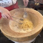 GanZo - パルミジャーノレッジャーノチーズを器にして仕上げ！