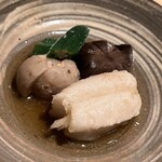 温石 - 上から時計回りにオクラ、いぐち茸（傘の裏側がスポンジ状のモフモフです）、太刀魚衣揚げ、石川小芋の焚き合わせ