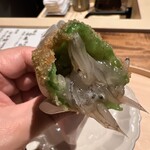 温石 - 米粉揚げした甘長唐辛子の中に生シラスを射込みました。シラスに揚げ物の余熱が加わり、ほんのりと甘くなりました