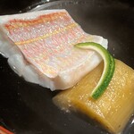 温石 - 柚子の皮は食べちゃダメダメ。香りだけです。鰹節の一番出汁に溶け込む焼き茄子の焦げた香味とイトヨリの脂。絶品です