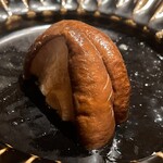 温石 - 炭火で蒸し焼きにした藤枝産の椎茸。溢れるグアニル酸に朦朧としてしまいました