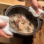 温石 - 松茸と舞茸の炊き込みご飯。炭火焼きした花鯛も加わります