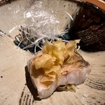 温石 - 地物の白甘鯛の炭火焼き。栗チップをトッピング。薬味は実山椒醤油です