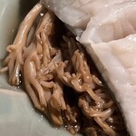 温石 - 天然のほうき茸です。魚骨のお出汁を吸って、抜群にウンマイ