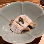 温石 - 焼津沖で獲れたカマスの蒸し物。下敷きは天然ほうき茸。薬味はタタキネギと魚の骨を煮出したお汁です