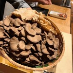 温石 - 天然舞茸と天然大銀杏茸。一本だけですが、静岡の松茸も隠れておりました