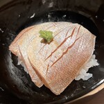 温石 - 軽く塩〆、酢〆した花鯛の半身を三枚ほどトッピング