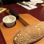 アウトバックステーキハウス - お通し（ナイフに刺さるパンとホイップバター）
