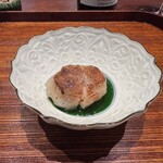 廣澤 - ◆焼きニラ饅頭 ニラのソース エシャロット
      白い器に鮮烈なニラのソース、饅頭の中の海老のピンク色が桃のようで美しい。エシャロットとニラソースに強さは無く、この後の御料理の味にひびかないエレガントな香り