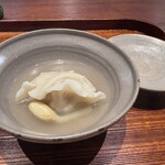 廣澤 - 北海道で2023年頃から大量発生しているオオズワイガニ。知名度がなく、流通経路が整っていないなどニュースになっていました。初めていただきましたが、これが美味しくて♡ピーナッツもやしもスープも秀逸。