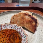 廣澤 - 小麦の焦げはやっぱり美味しいですね♬厚めの皮を終盤に構成される気遣いも素敵です。薄い皮の餃子とは一線を画す皮が主役の餃子でした。