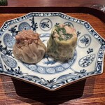 廣澤 - ◆焼売2種
      ①蛤と車海老の海鮮焼売 
      ②玉ねぎと豚肉の焼売
      蛤と車海老の食感と旨味、5ミリ角ぐらいの大きめの玉葱の食感も楽しいです。