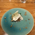 カステロ ヌォーボ - 2皿目
      クエのカルパッチョと秋野菜のピクルス、松茸のスライス。