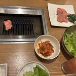 江戸前焼肉 岡本 - 上タン、キムチ、塩サラダ
