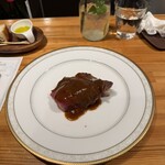 カステロ ヌォーボ - 7皿目
      岩手県 田村さんの短角牛とクエ
      赤ワインソース。
      