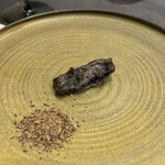 プレゼンテ スギ - ⑤人参の向こう側（人参の炭パウダーでフリットにした人参、シナモンシュガーパウダーと林檎ピュレ）