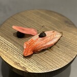 プレゼンテ スギ - ⑱杉寿司 TYPE-S（鰹魚醤でGVしたキンメ、トリュフ風味の卵黄）