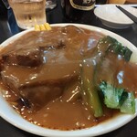 ラーメン茂木 - 角煮料理。こっくり濃厚な餡の迫力。奥の辛子3本ラインが可愛い