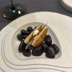 プレゼンテ スギ - ②カタクチイワシ胡麻漬けパニーニョ トマトとハーブのソース 水牛ミルクの水切りヨーグルト