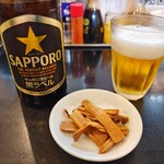 ラーメン茂木 - ビール、サービスおつまみ・メンマ。クニクニ＋しっかり両立の歯応え