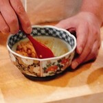 鮨 龍馬 - ご飯と雲丹を混ぜています