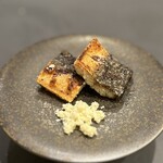 プレゼンテ スギ - ⑬お煎餅のように皮目をバリッと焼き上げた長門川産天然うなぎ白焼き 市原産ホースラディッシュ