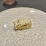 プレゼンテ スギ - ➈鱧（キノコと鱧のエキスでGVしたミルフィーユ鱧フリット、マカダミアナッツの擂り下ろし）