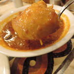 アリ シディーク - ゴロっとしたチキンが入っています