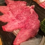 Nikumon - 幻のカルビ  注文して良かったメニューでした。見るからに良いお肉。