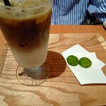 茶寮つぼ市製茶本舗 なんば店 - ほうじ茶アイスラテとミニ茶菓子