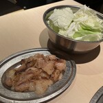 もつ鍋 一慶 - 追加の「炙りもつ」と「やさい」。「やさい」はキャベツのみです。