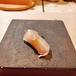 鮨 龍馬 - 上にはエンガワが乗っています