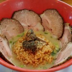 俺のラーメン あっぱれ屋 - チャーシュー別皿なので、こんな風に盛り付けできます（笑）