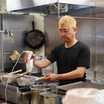 俺のラーメン あっぱれ屋 - コワモテの店主さん、寡黙に調理されててカッコいい！いらっしゃいませと、ありがとうございます。を聞けると嬉しい⤴︎