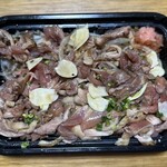 大王炭火焼 - タレ　薬味　ヘベスを全体的に混ぜる。