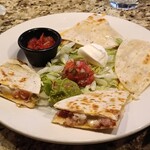 TGIフライデーズ - チキンケサディヤ