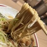 東京煮干し らーめん玉 - 平麺は珍しい