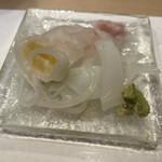 324397382 - 活けあおりいかと北海道利尻産平目のお造り