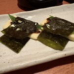 個室居酒屋 ふらり - チーズを海苔で巻いているのか？