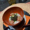 ナベノ-イズム - 『両国江戸蕎麦ほそ川』の蕎麦粉をソースエミュルッショネの技法で仕上げたそばがき 奥井海生堂蔵囲い2年物極上利尻昆布のジュレとのアンサンブル、 キャビア《オシェトラ》、塩ウニ、 ウォッカクリーム、おろしたて天城山葵をあしらって